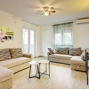 Apartment Mores, Medulin